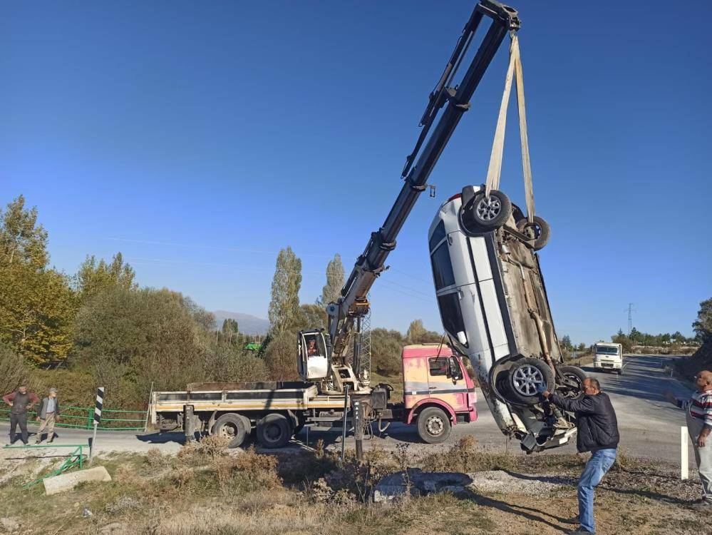 Konya’da otomobil köprüden sulama kanalına düştü, ekipler zamanla yarıştı 6